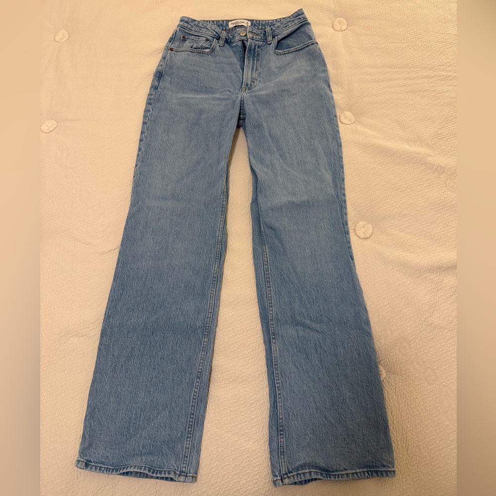 Abercrombie & Fitch Curve Love High Rise 90s Relaxed Jean - Light Blue